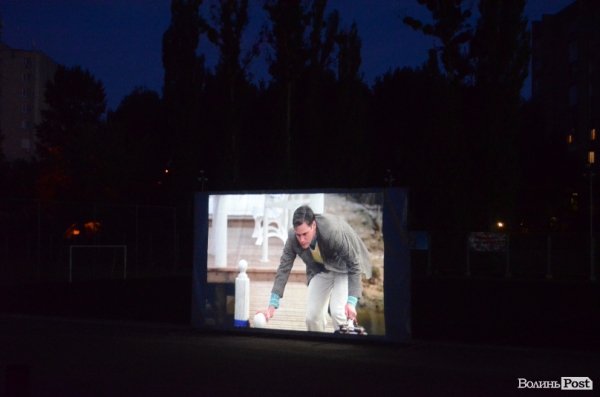 Луцькі кіномани дивилися фільм під зорями. ФОТО 