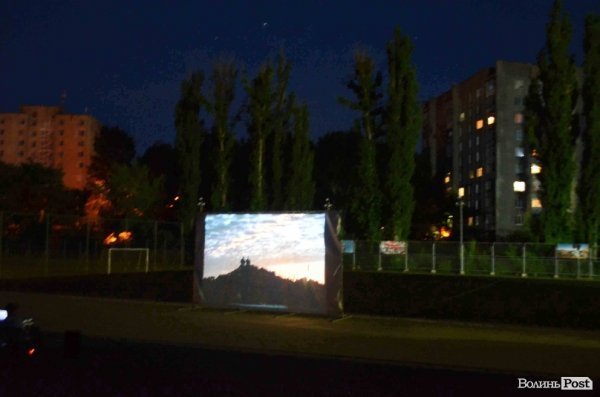 Луцькі кіномани дивилися фільм під зорями. ФОТО 