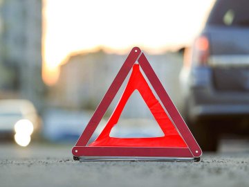 У центрі Луцька в аварію попали легковик і тролейбус