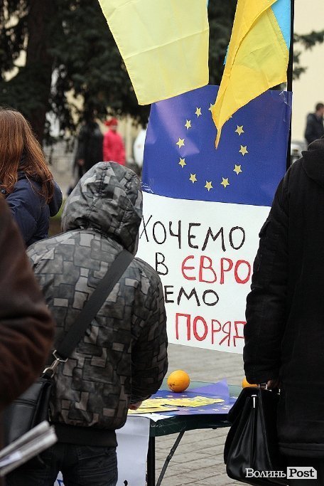 На Євромайдані у Луцьку почали розгортати наметове містечко. ФОТО