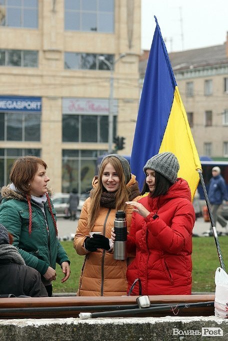 На Євромайдані у Луцьку почали розгортати наметове містечко. ФОТО
