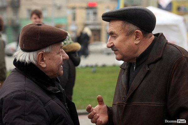 На Євромайдані у Луцьку почали розгортати наметове містечко. ФОТО