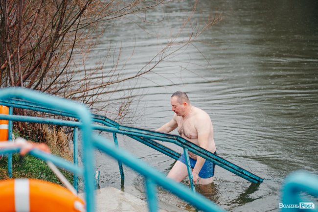 Водохреще у Луцьку: освячення води в річці Стир та занурення лучан. ФОТОРЕПОРТАЖ