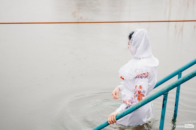 Водохреще у Луцьку: освячення води в річці Стир та занурення лучан. ФОТОРЕПОРТАЖ