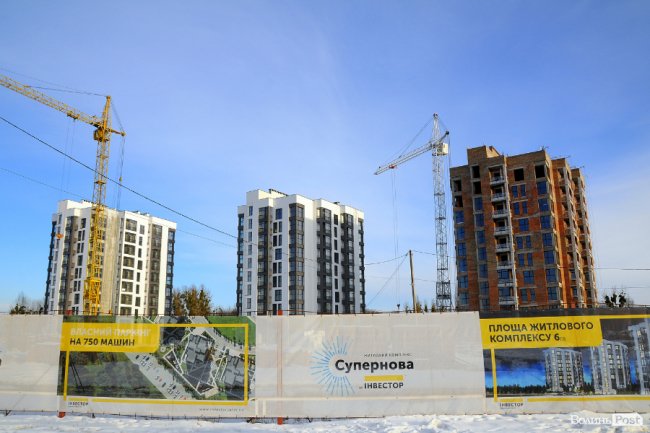 Зліва направо: третій, другий і перший будинки