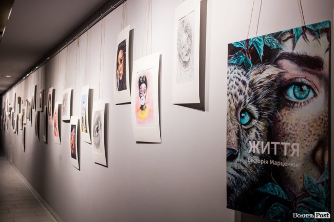 Точність ліній та глибина поглядів: у луцькому «Промені» презентували виставку Вікторії Марценюк