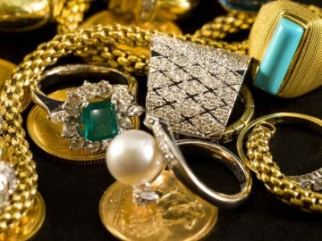 На Волині чоловік купив золоті прикраси за 950 фальшивих доларів 