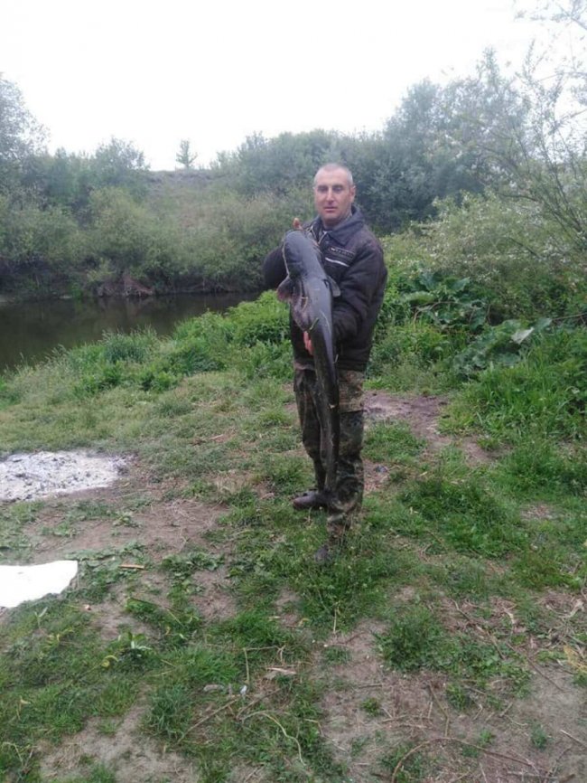 Волинянин на річці спіймав величезного сома. ФОТО