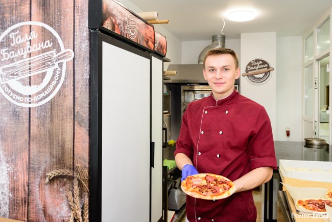 У новому магазині популярної луцької мережі «балують» покупців піцою просто з печі. ФОТО*