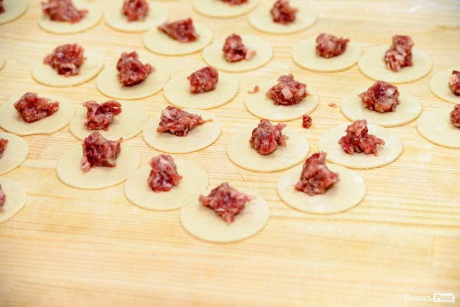 У новому магазині популярної луцької мережі «балують» покупців піцою просто з печі. ФОТО*