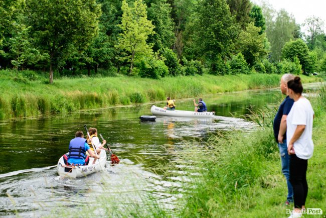 У луцькому парку в День батька влаштували унікальні перегони на човнах. ФОТО