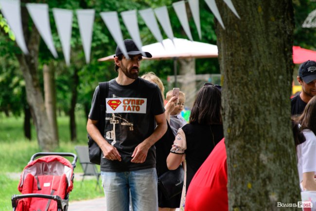 У луцькому парку в День батька влаштували унікальні перегони на човнах. ФОТО