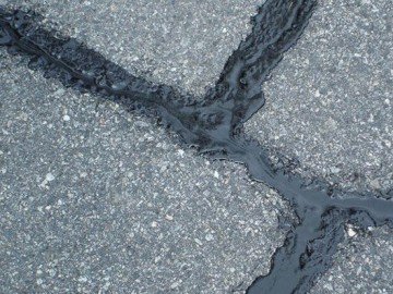 На Волині виділять понад 5 мільйонів, щоб «залатати» тріщини на дорогах