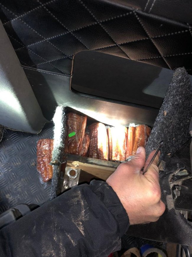 Волинянин віз через кордон майже 100 кілограмів копченого бочка. ФОТО