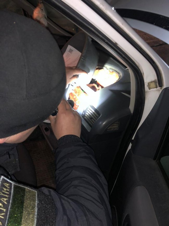 Волинянин віз через кордон майже 100 кілограмів копченого бочка. ФОТО