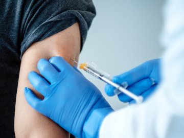 Які щеплення має мати дорослий українець та коли їх робити