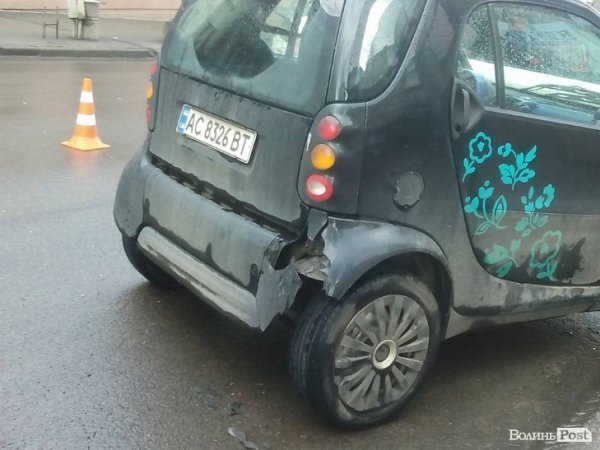 На Винниченка ДТП: водій втік з місця пригоди. ФОТО