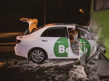 У Києві – потрійна аварія: в рейсовий автобус  влетіло 2 легковики. ФОТО. ВІДЕО
