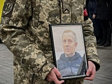 «Життя за нас віддала дуже добра і світла людина»: Ковель попрощався із Миколою Оксентюком. ФОТО