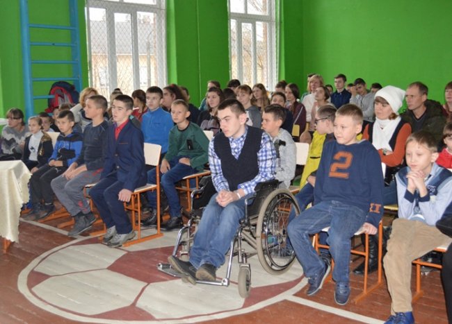 У волинську школу придбали спецпідйомник для дітей-візочників