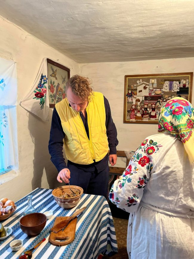 У село на Волинь приїхав відомий шеф-кухар Євген Клопотенко