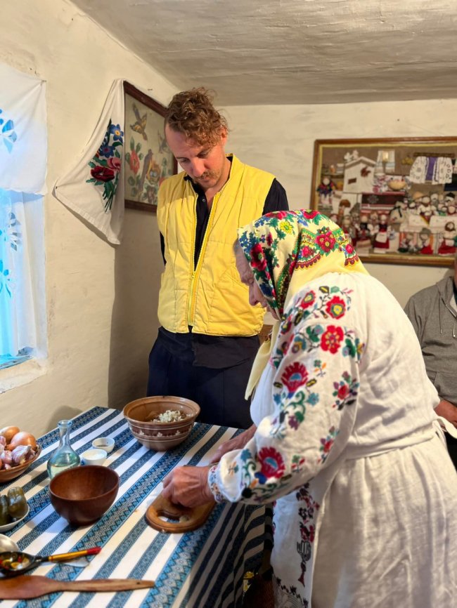 У село на Волинь приїхав відомий шеф-кухар Євген Клопотенко