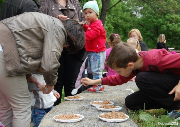 Як у Луцьку їли кашу і співали фронтових пісень