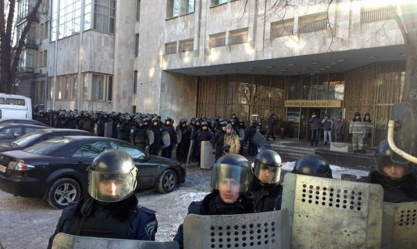 Верховну Раду пікетують тисячі майданівців. ФОТО