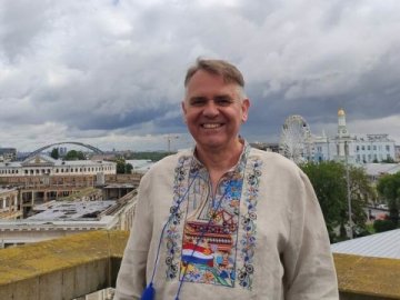 «Буду носити з гордістю»: посол Нідерландів вбрався у вишиванку, яку створила луцька компанія. ФОТО
