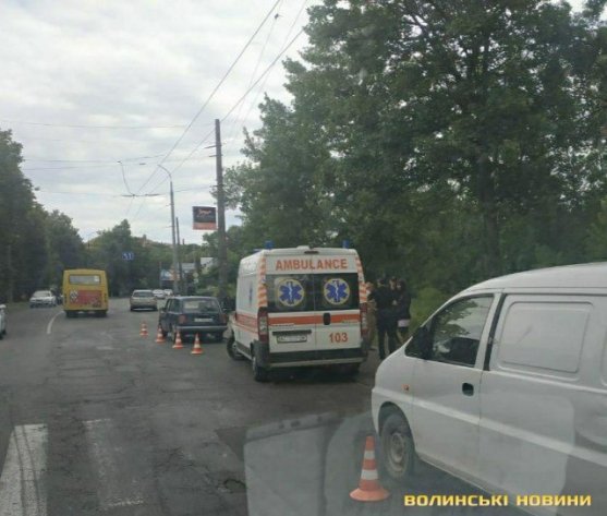 У Луцьку на пішохідному переході ВАЗ збив людину. ФОТО
