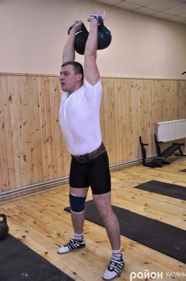 Битва богатирів: на Волині пройшли змагання з гирьового спорту