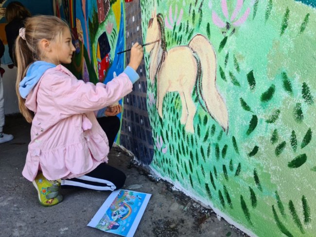 У селі на Волині дітлахи розмалювали зупинку. ФОТО
