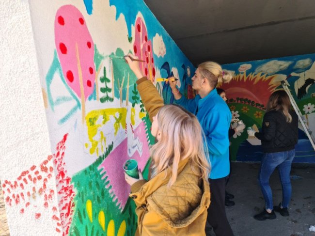 У селі на Волині дітлахи розмалювали зупинку. ФОТО