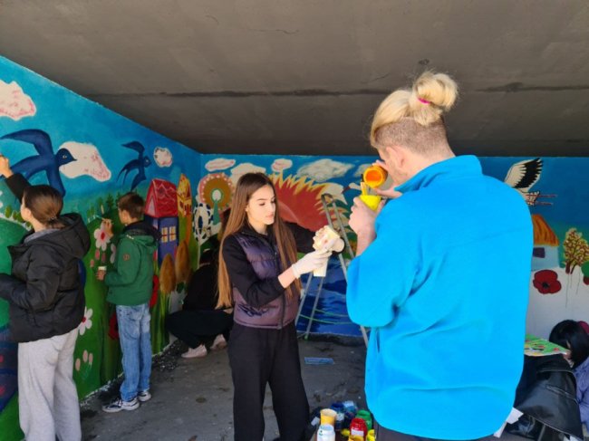 У селі на Волині дітлахи розмалювали зупинку. ФОТО