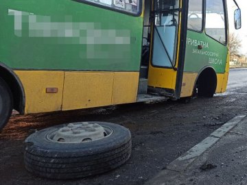 Аварія у Луцьку: в маршрутки відлетіло колесо. ФОТО