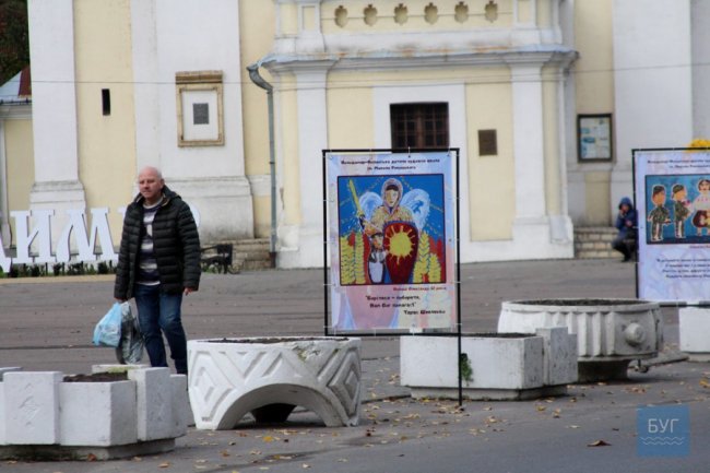 На площі у Володимирі-Волинському експонують художні роботи школярів. ФОТО