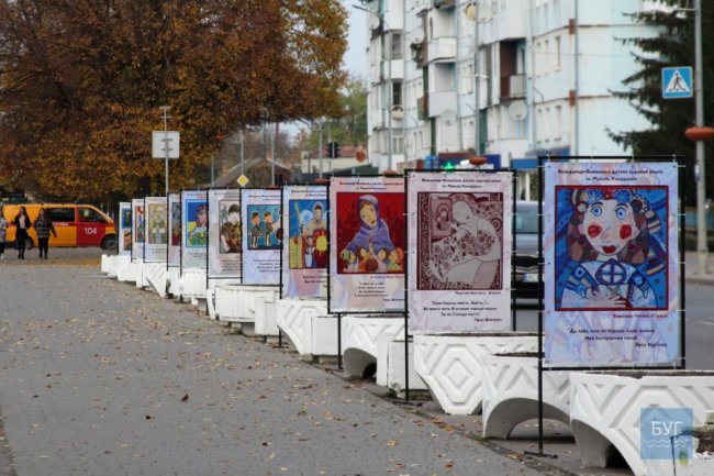 На площі у Володимирі-Волинському експонують художні роботи школярів. ФОТО