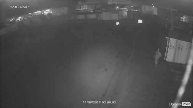 Молодик нервово дивився по сторонах