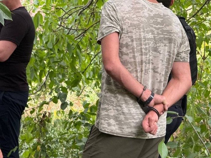 У Луцьку на Теремнівській затримали чоловіка зі зброєю