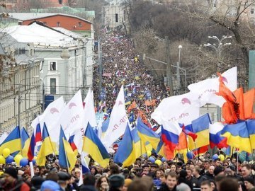 Прихильники ДНР закидали яйцями учасників Маршу миру у Москві