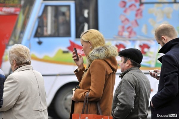 Люди на зупинках. БУДНІ МІСТА