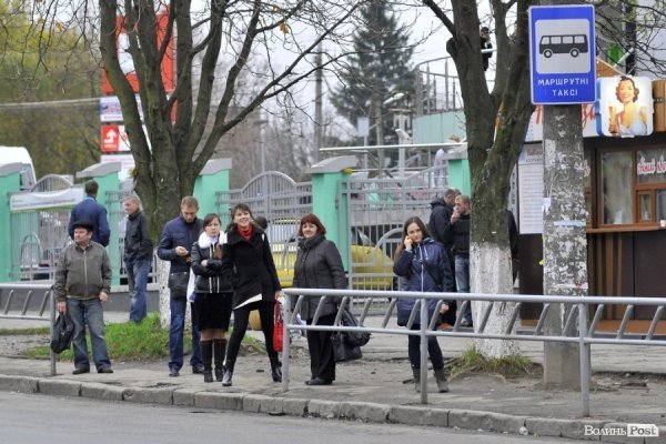 Люди на зупинках. БУДНІ МІСТА