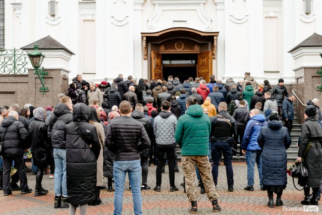 «Їх ми з честю поховаємо, а завтра підемо в бій»: Луцьк попрощався з воїнами Павлом Хомиком та Віктором Коханюком