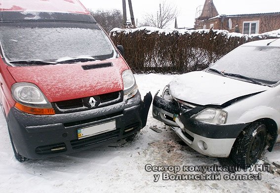 В Луцьку таксі не розминулось з бусом