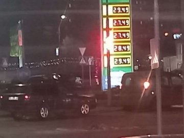 У Луцьку на заправці зіткнулися три легковики. ФОТО, ВІДЕО