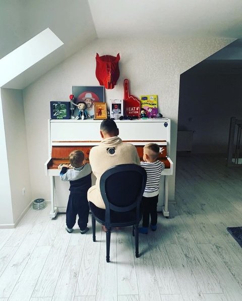 MONATIK зворушив мережу рідкісним кадром з творчими синами