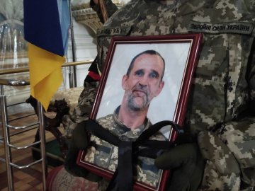 Залишилося 6 дітей: Луцьк попрощався із загиблим Героєм Віктором Анченком