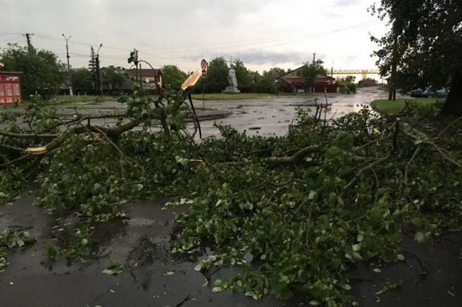 Волинянин випадково зняв на відео, як буревій зірвав шифер з даху його будинку. ВІДЕО