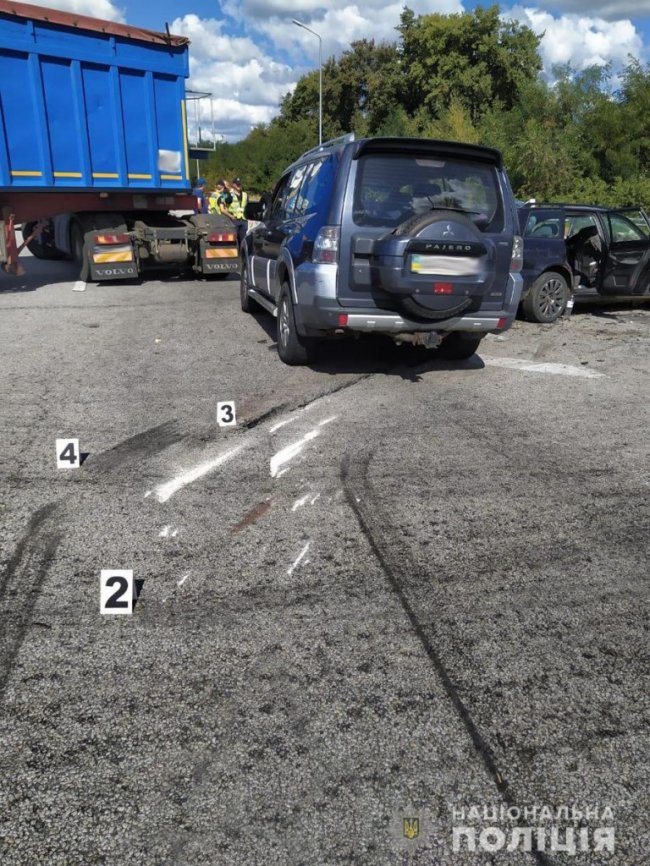 Один помер, п'ятеро – травмовані: на Житомирщині вантажівка зіткнулась із двома автівками. ФОТО