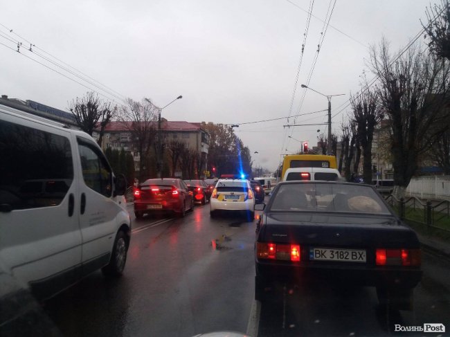 Через дві аварії у Луцьку величезна «тягучка»